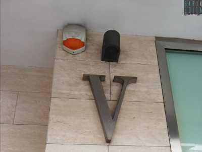 Una V pi� piccola si trova invece accanto all�entrata a vetri...